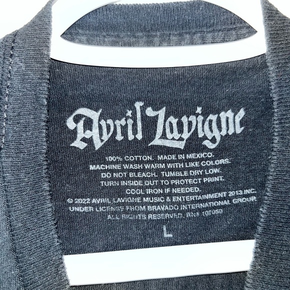 Avril Lavigne “Love Sux” Black Graphic Tee - Picture 3 of 3
